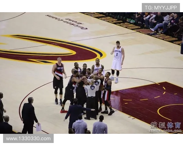 崔鹏多次冲撞裁判引发场上冲突